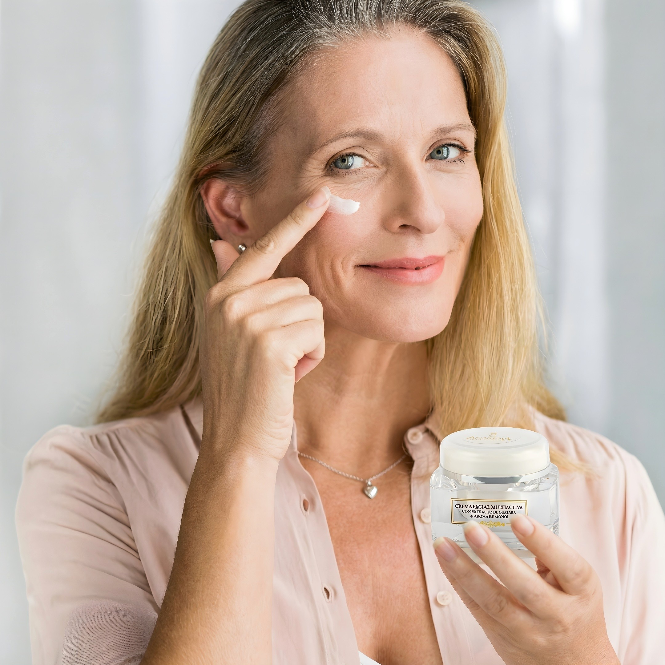 Crema Facial Multiactiva Anakena aplicada en el rostro